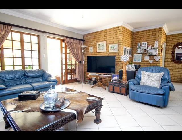 3 BEDROOM TOWNHOUSE FOR SALE IN THATCHFIELD